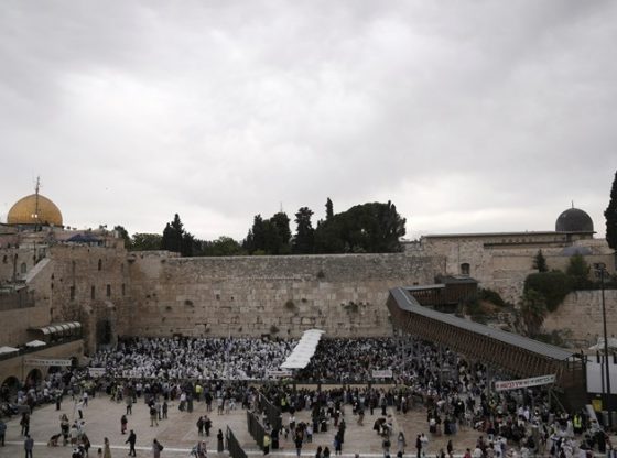 Israëlische kolonisten bestormen Al-Quds straten en Al-Aqsa onder bescherming van IOF