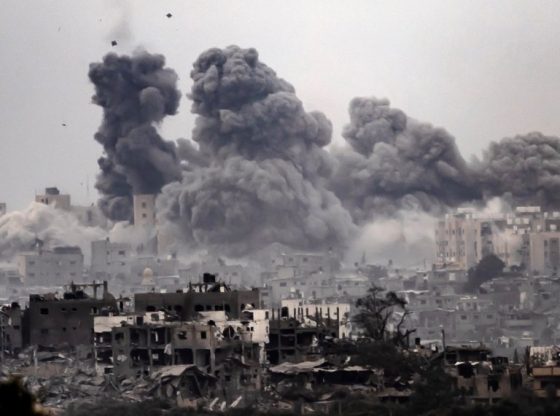 Bommen en humanitaire hulp van de VS in Gaza