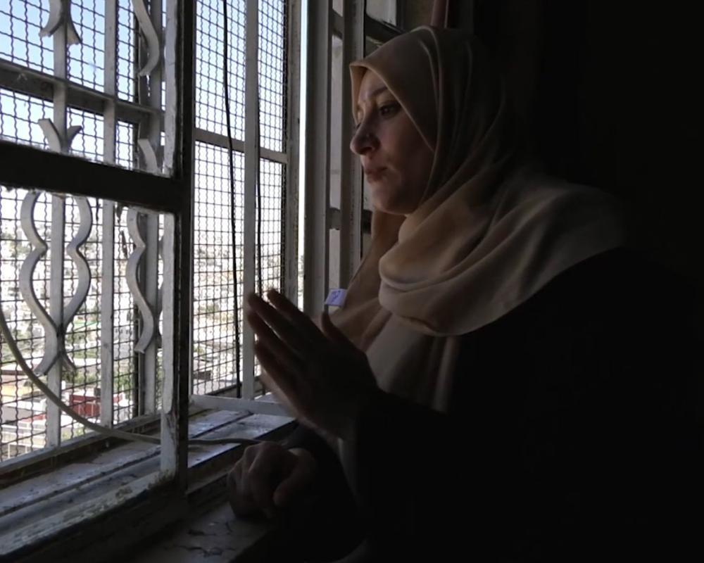 Inwoners van de oude stad van Hebron beschermen hun huizen tegen aanvallen van kolonisten