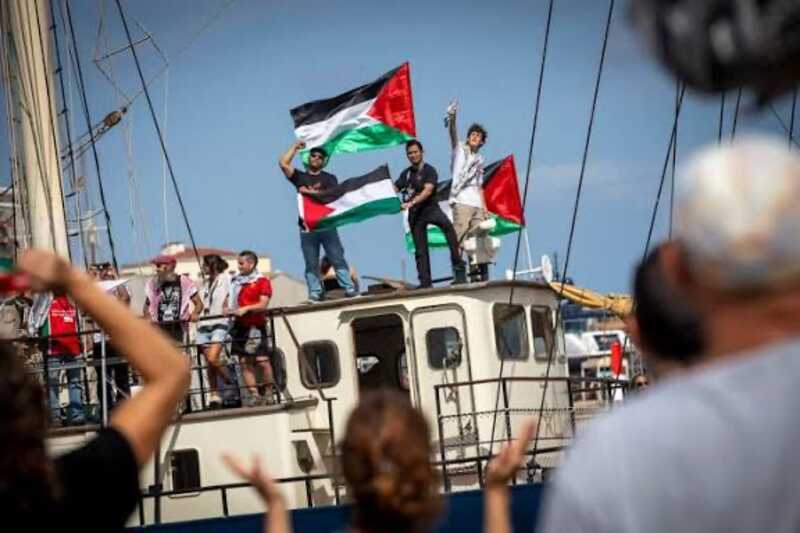 Global Sumud Flotilla naar Gaza getroffen door drone-aanvallen en explosies te midden van Israëlische dreigementen